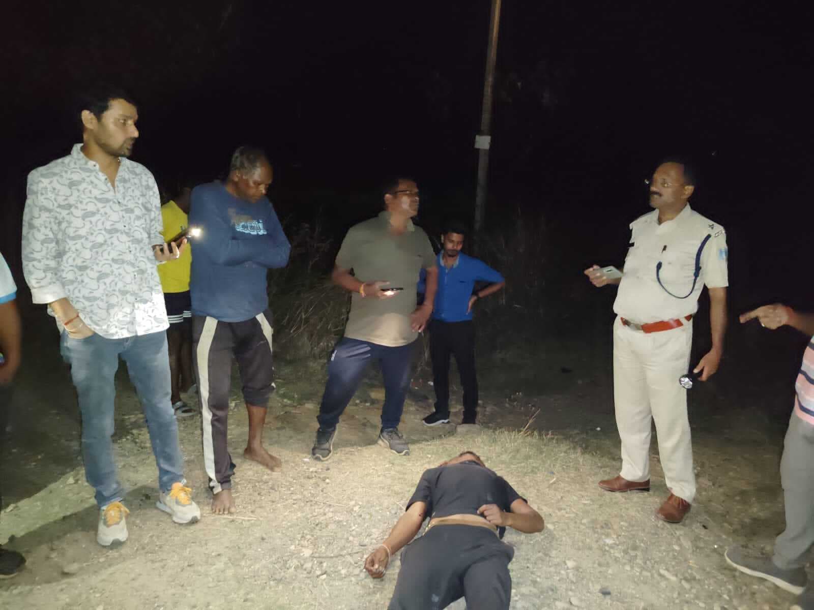 East Singbhum News : घाटशिला में हाइवे पर लाश मिली, दुर्घटना से मौत की आशंका, बाइक डिवाइडर से टकरायी, दो युवक घायल