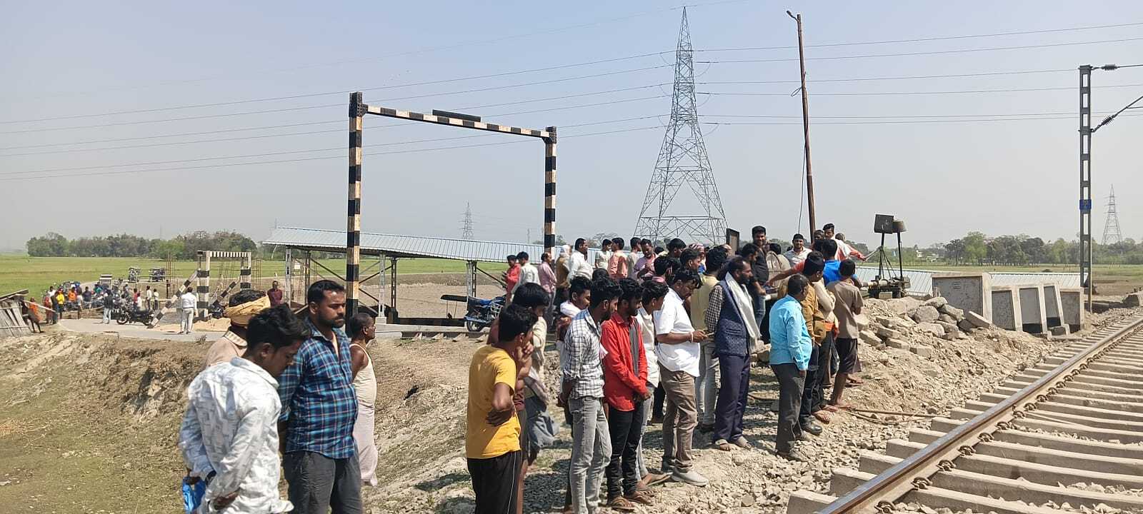 समपार को बंद करने का ग्रामीणों ने किया विरोध