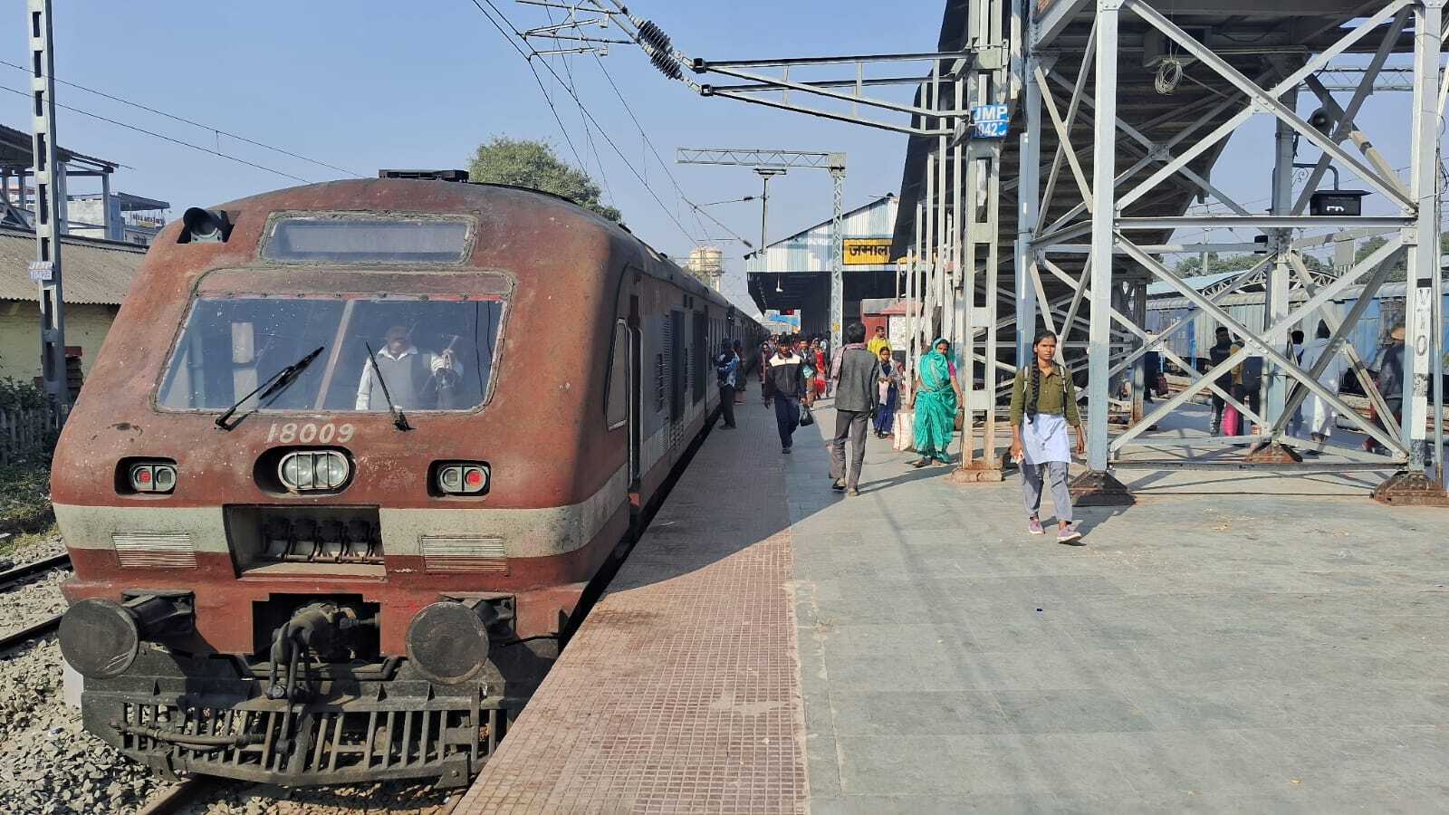 रैक लिंक सिस्टम के कारण डेमो पैसेंजर ट्रेनों का विलंब परिचालन, यात्री परेशान