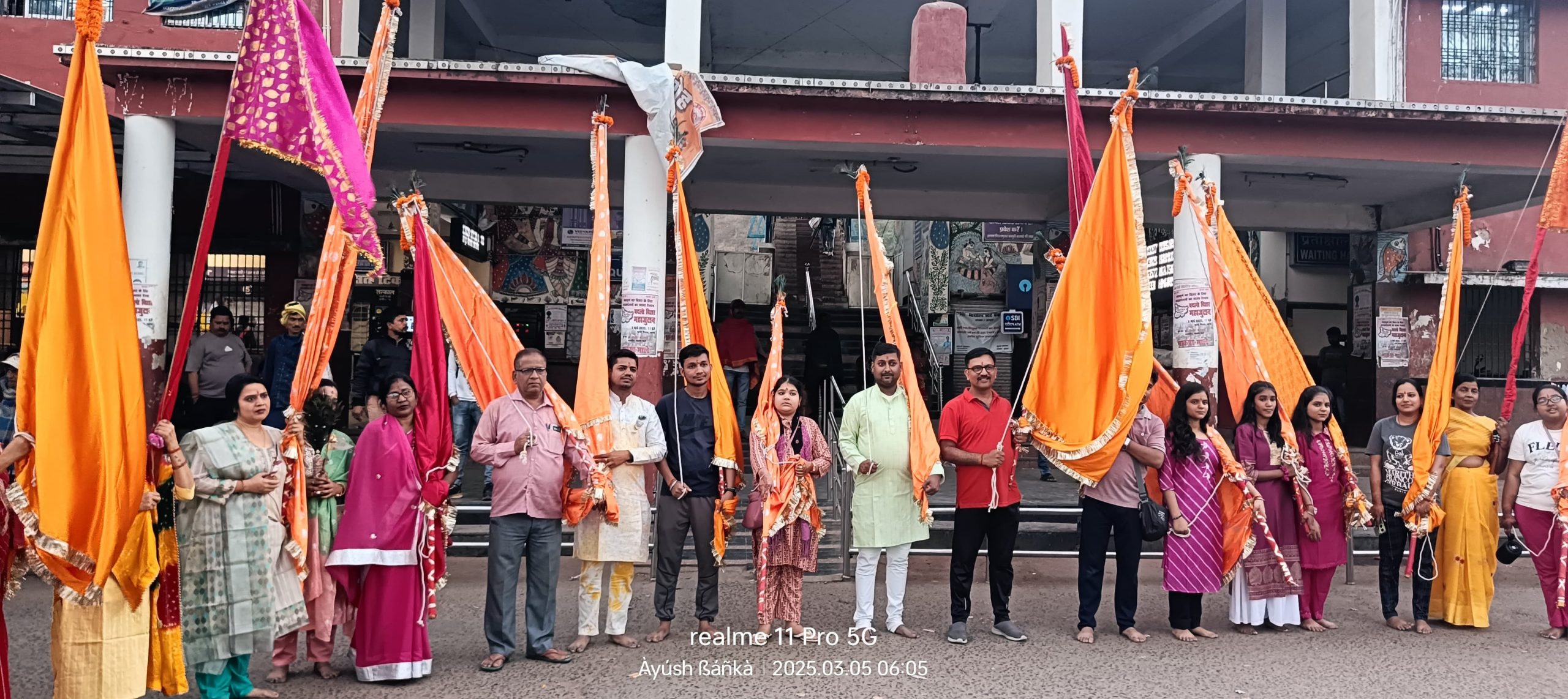 निशान लेकर दर्जनाें श्याम भक्त खाटू धाम रवाना