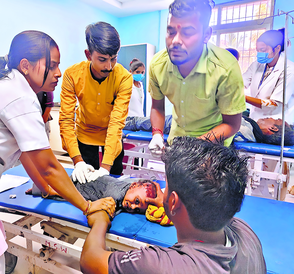 सड़क हादसे में बाइक सवार मां-बेटा जख्मी