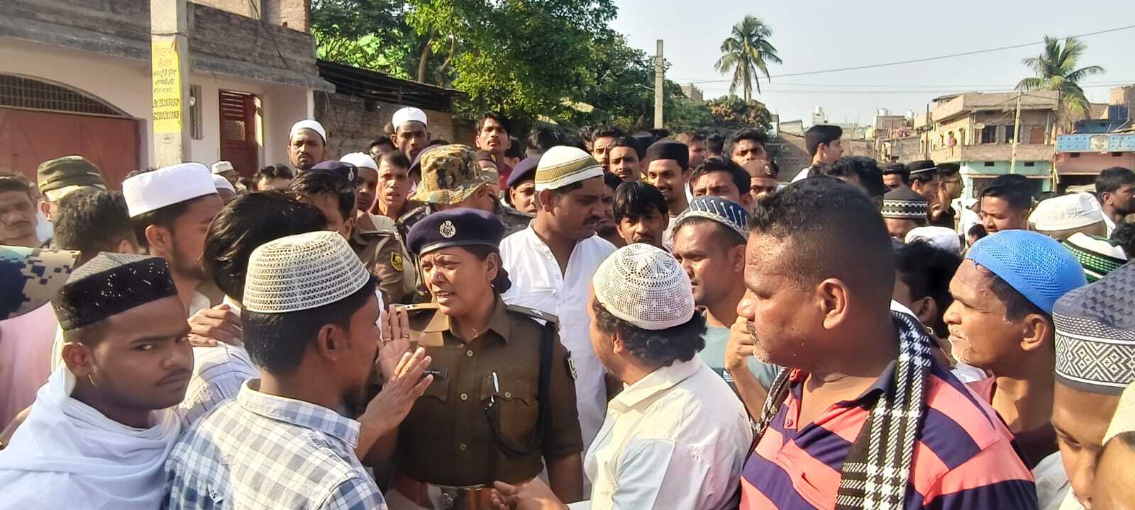 कब्रिस्तान की जमीन को लेकर दो पक्षों में मारपीट, एक घायल