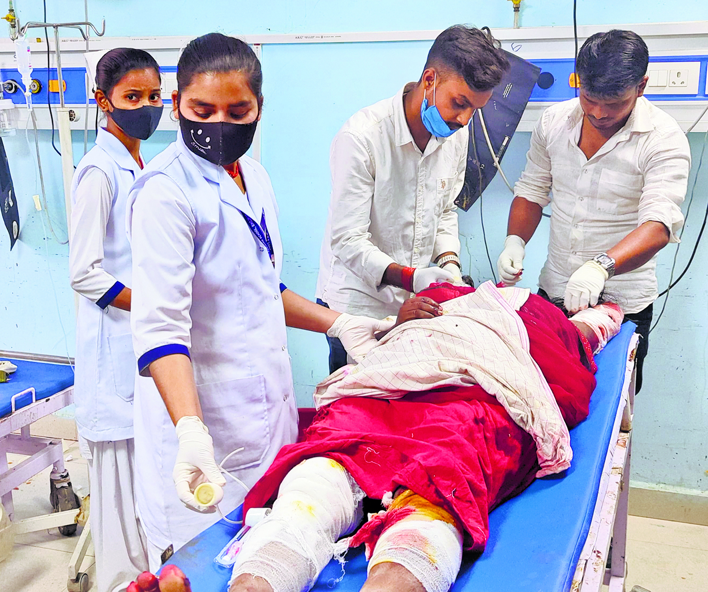 अज्ञात वाहन के धक्के से बाइक सवार दंपती समेत चार जख्मी
