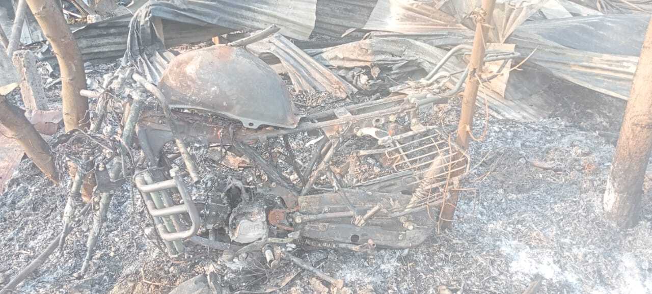 अज्ञात कारणों से लगी आग, एक परिवार का घर जलकर राख