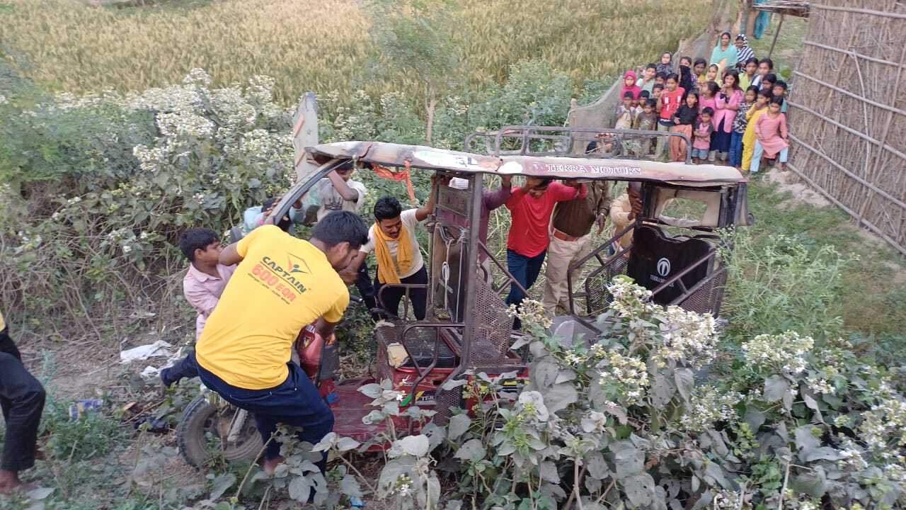 टोटो पलटने से तीन यात्री घायल