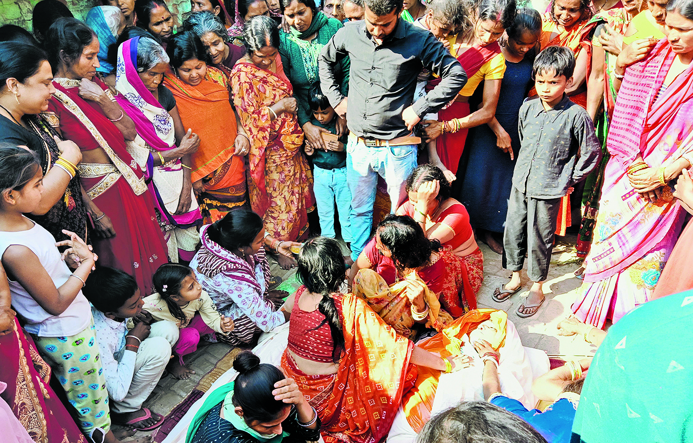 hajipur news. घर के पास लटक रहे करंट प्रवाहित टूटे तार की चपेट में आने से गयी जान