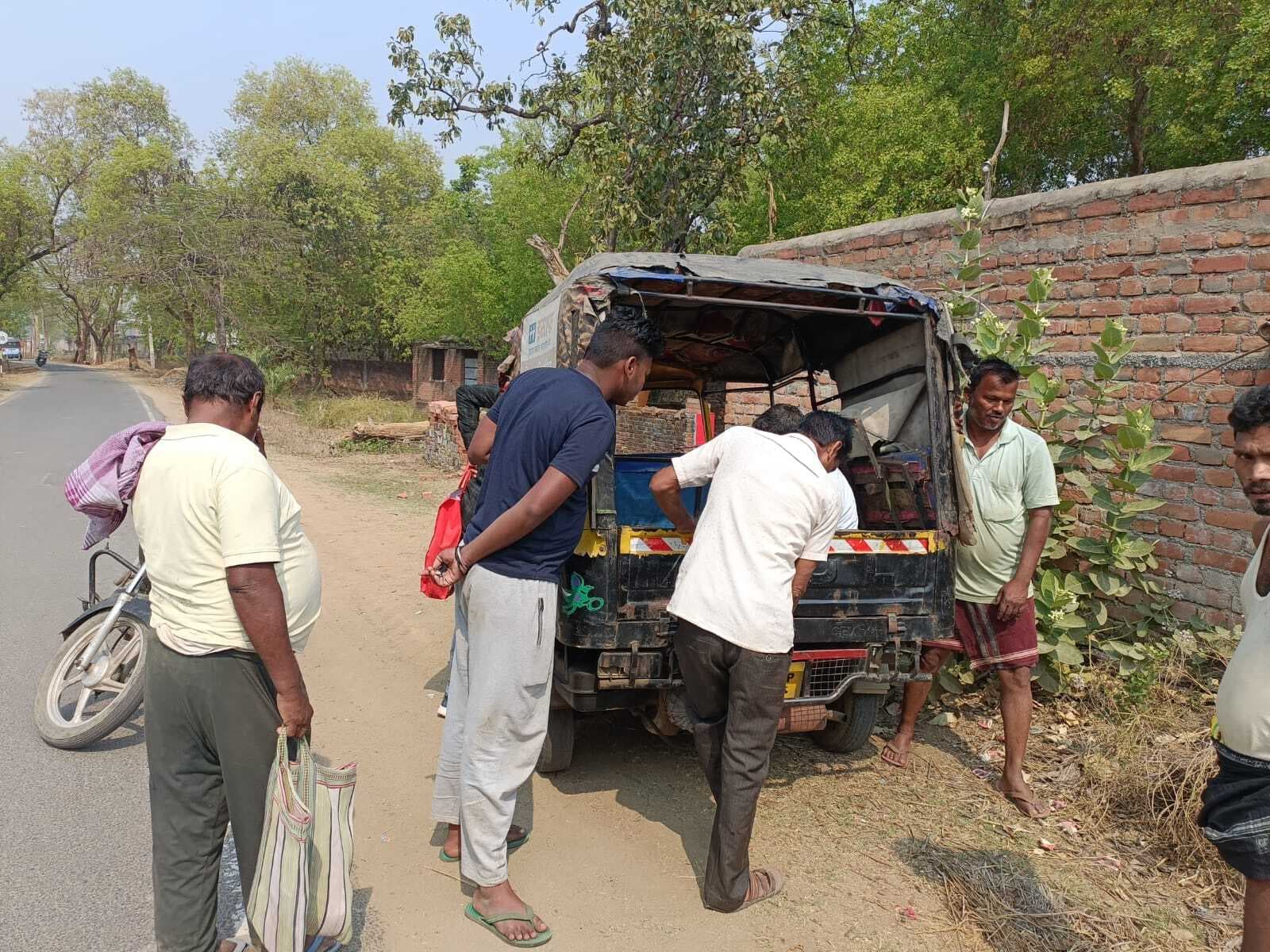 बिजली खंभे से टकराई ऑटो, एक जख्मी
