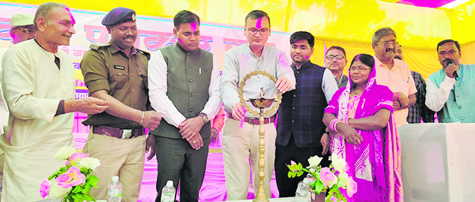 Begusarai News : मीडिया की भूमिका पर हुई संगोष्ठी व होली मिलन
