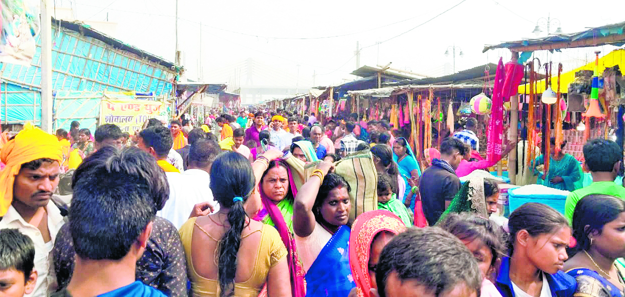 Begusarai News : सिमरिया घाट पर मुंडन के लिए उमड़ी भीड़, जाम और अव्यवस्था से श्रद्धालु रहे परेशान