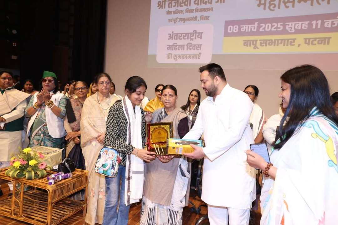 गायिका तृषा आनंद को पूर्व मुख्यमंत्री ने किया सम्मानित