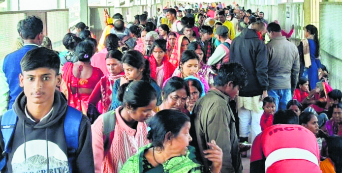 Chhapra News : ट्रेनों में खाली नहीं हैं सीटें, होली में घर आने के लिए करनी पड़ रही मशक्कत