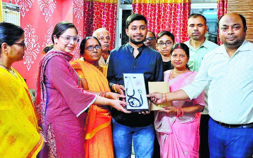 Hajipur News : रूस के मेडिकल कॉलेज में दाखिला पाकर डॉ आदित्य रंजन ने बढ़ाया मान