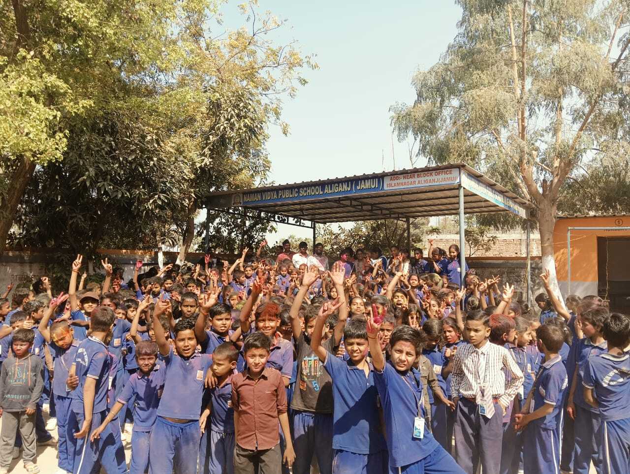 होली की मस्ती झूमे बच्चे, शिक्षकों को अबीर लगा लिया आशीष