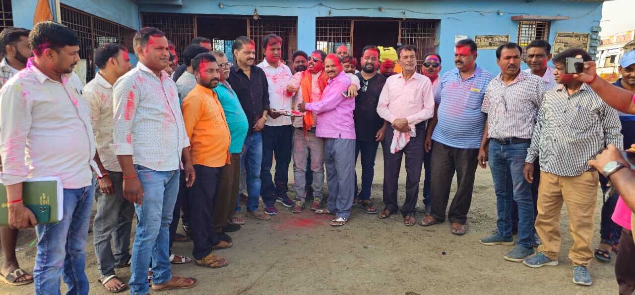 कार्यकर्ताओं के साथ विधायक ने खेली होली