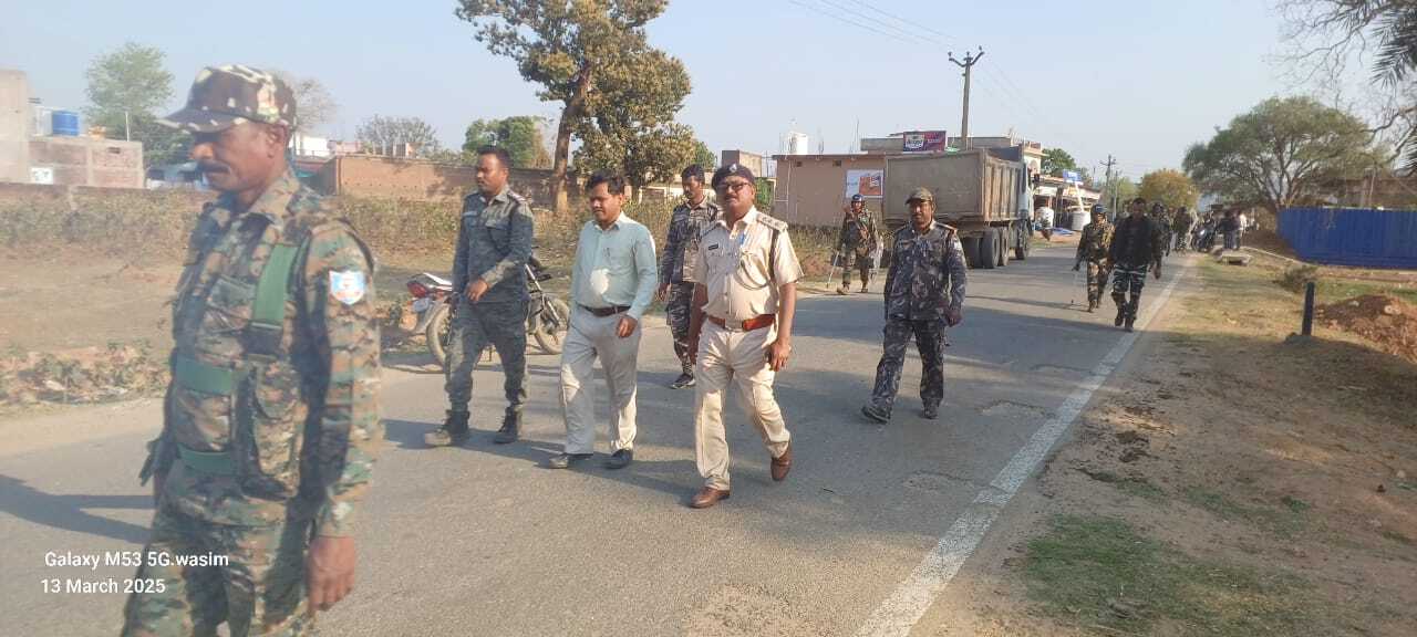 महुआडांड़ में पुलिस ने निकाला फ्लैग मार्च