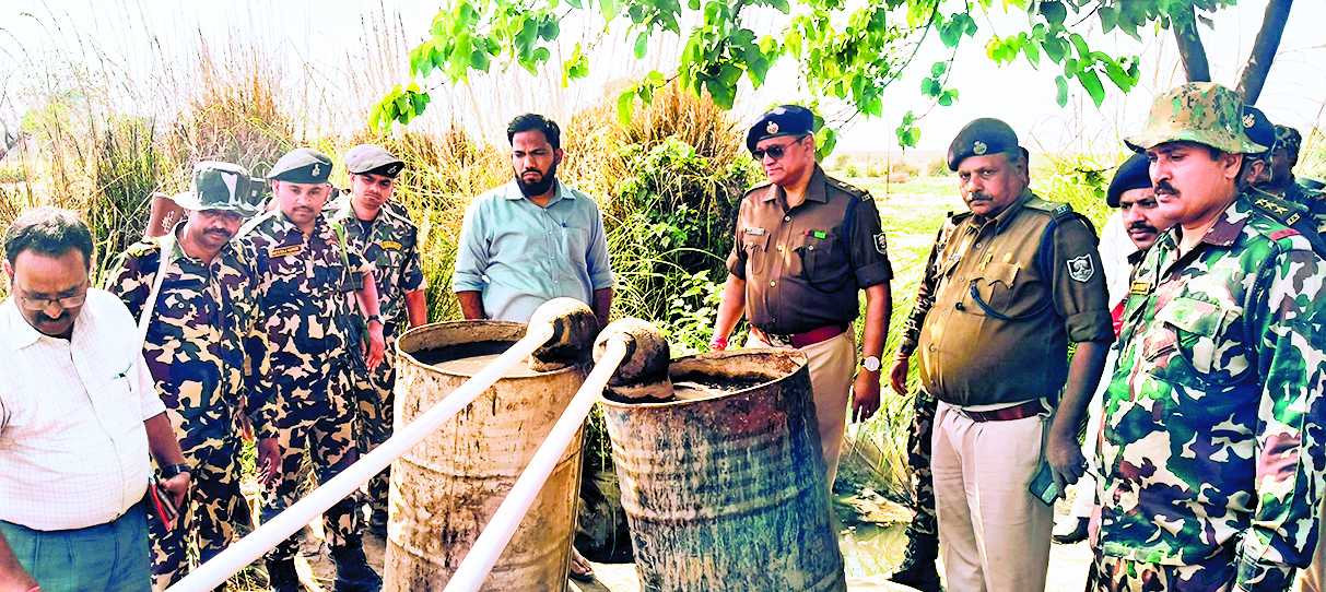 hajipur news. दियारा इलाके में देसी शराब की 30 भट्ठियां पुलिस ने की ध्वस्त