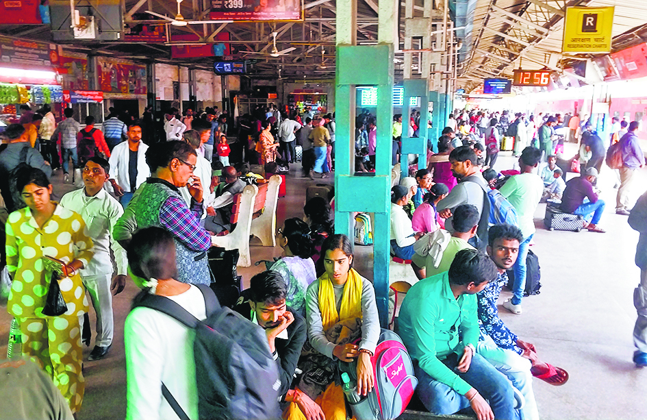 Siwan News : 13 घंटे लेट सीवान पहुंची दरभंगा स्पेशल और नयी दिल्ली एनजेपी एक्सप्रेस ट्रेन
