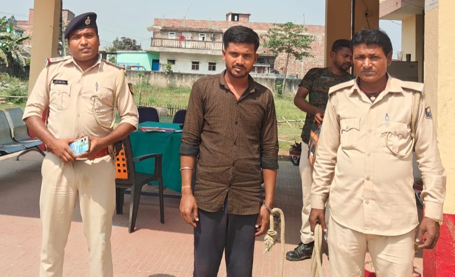 12 बोतल विदेशी शराब के साथ तस्कर गिरफ्तार
