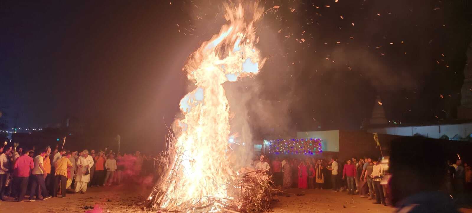 लोगों ने होलिका दहन के साथ खेले रंग-गुलाल