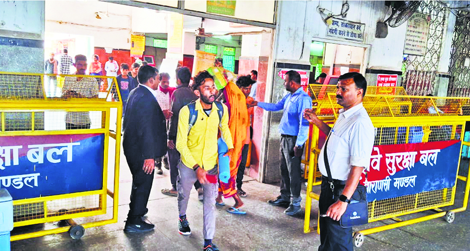 Chhapra News : कई प्रमुख ट्रेनों में सीटें नहीं है खाली, वापसी के लिए करनी पड़ रही मशक्कत