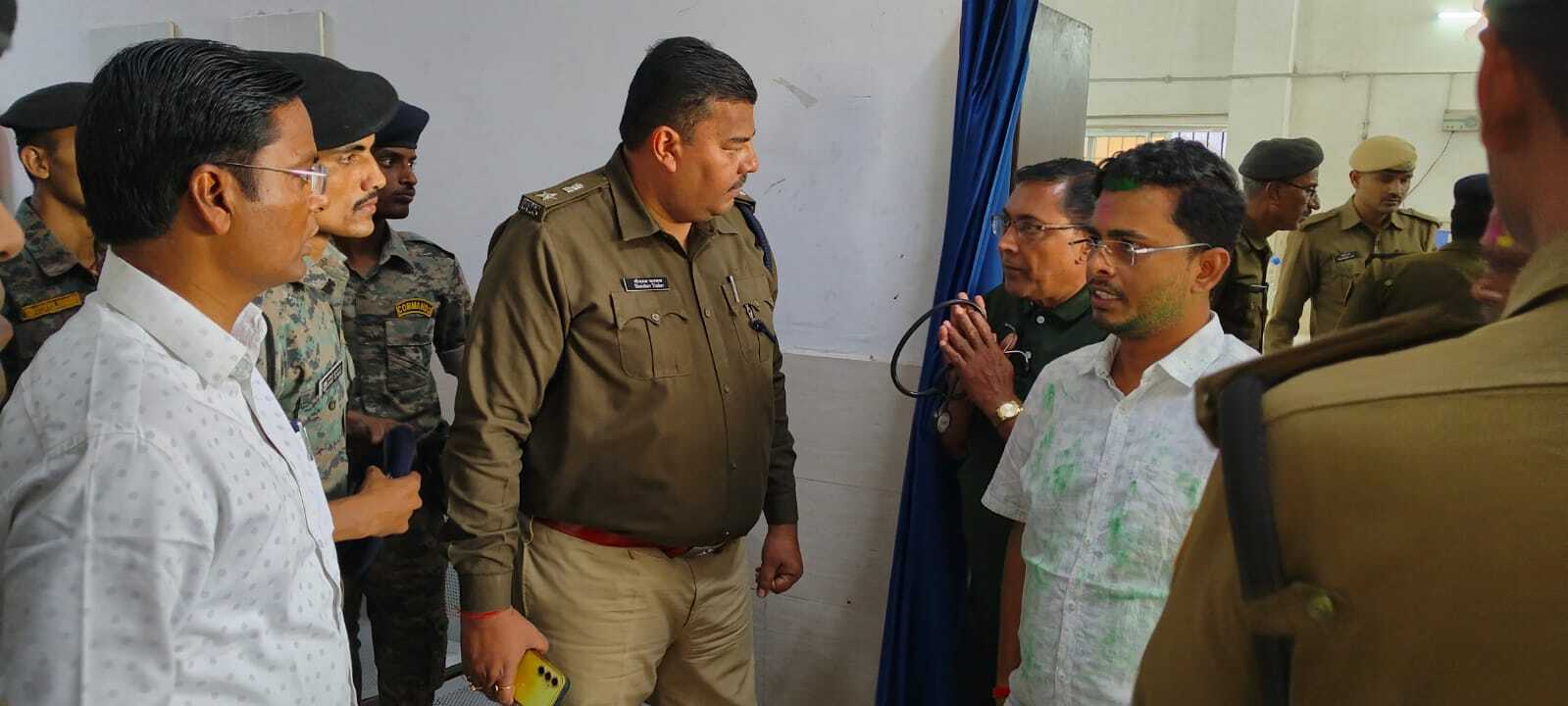 सड़क हादसा : डीएम और एसपी ने मानवता की मिसाल पेश कर घायलों को पहुंचाया अस्पताल