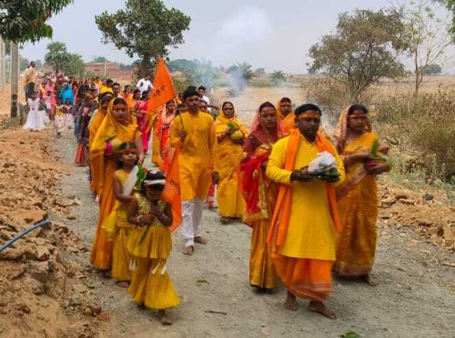 हरिनाम संकीर्तन को लेकर निकली भव्य कलश यात्रा