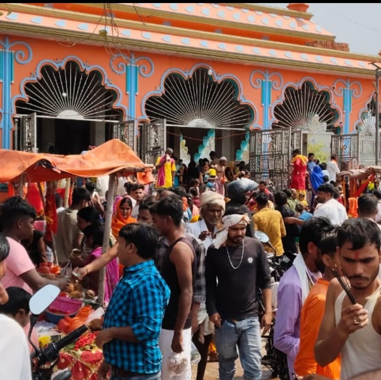 होली के बाद बाबा झुमराज मंदिर में उमड़े श्रद्धालु