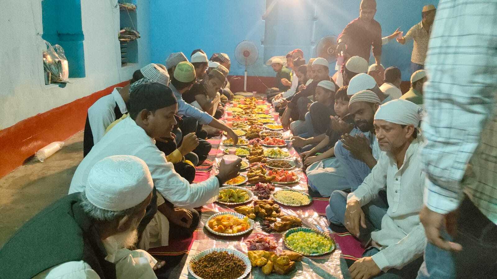 दावत-ए-इफ्तार में शामिल हुए रोजेदार