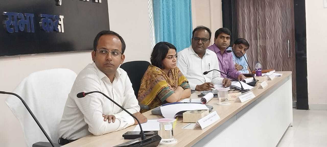 31 मार्च तक आधार सीडिंग का काम शत प्रतिशत करें पूरा : डीएम