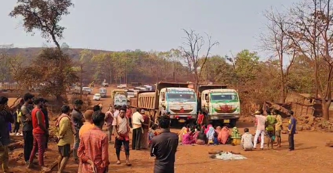 Chaibasa News : धूल और धुएं से परेशान ग्रामीणों ने 18 घंटे सड़क जाम रखा