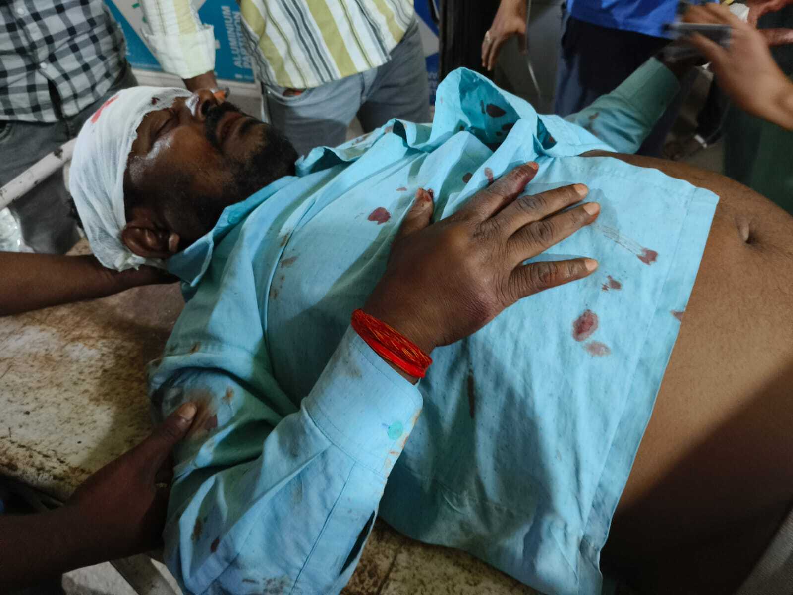 अखबार विक्रेता को ऑटो ने मारा जोरदार टक्कर, जख्मी