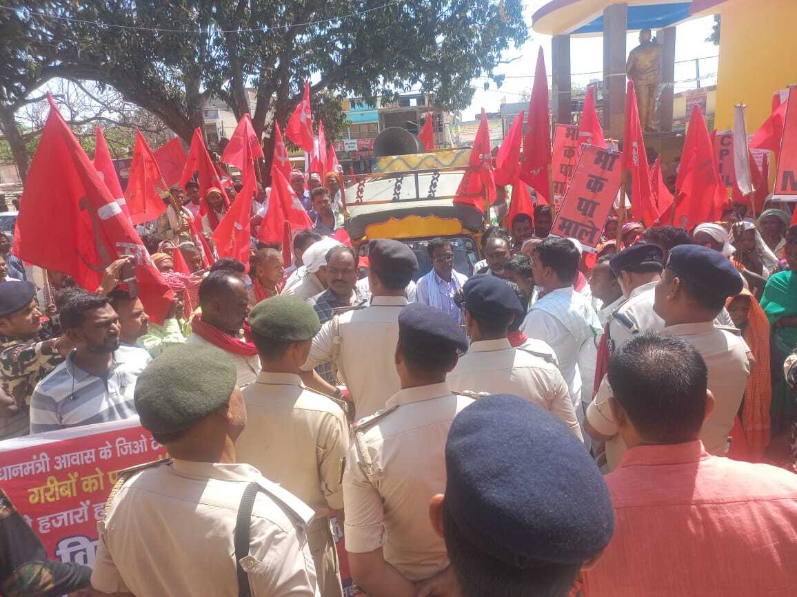 पीएम आवास योजना में अवैध वसूली के खिलाफ भाकपा माले ने किया प्रदर्शन