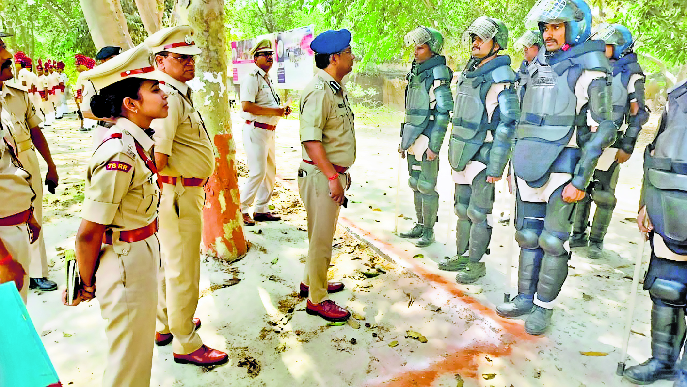 Hajipur News : पुलिस लाइन में डीआइजी को दिया गया गार्ड ऑफ ऑनर, कार्यालयों का किया निरीक्षण