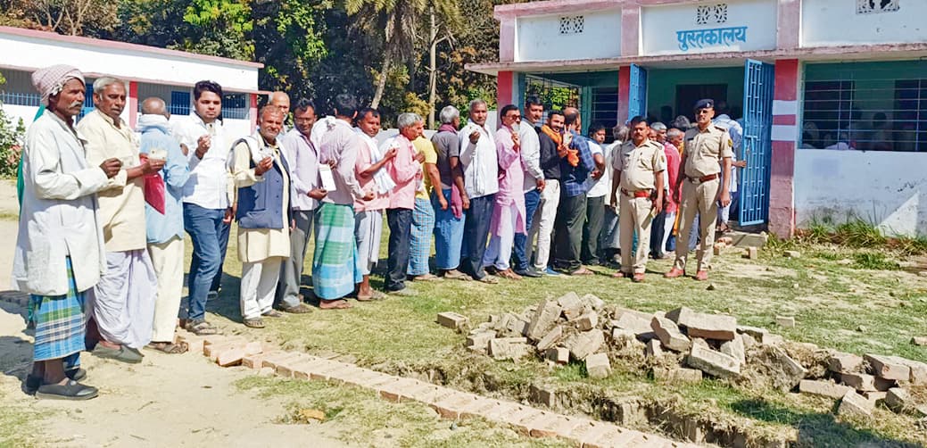 Hajipur News : बिदुपुर में पैक्स चुनाव में 69% से अधिक मतदान