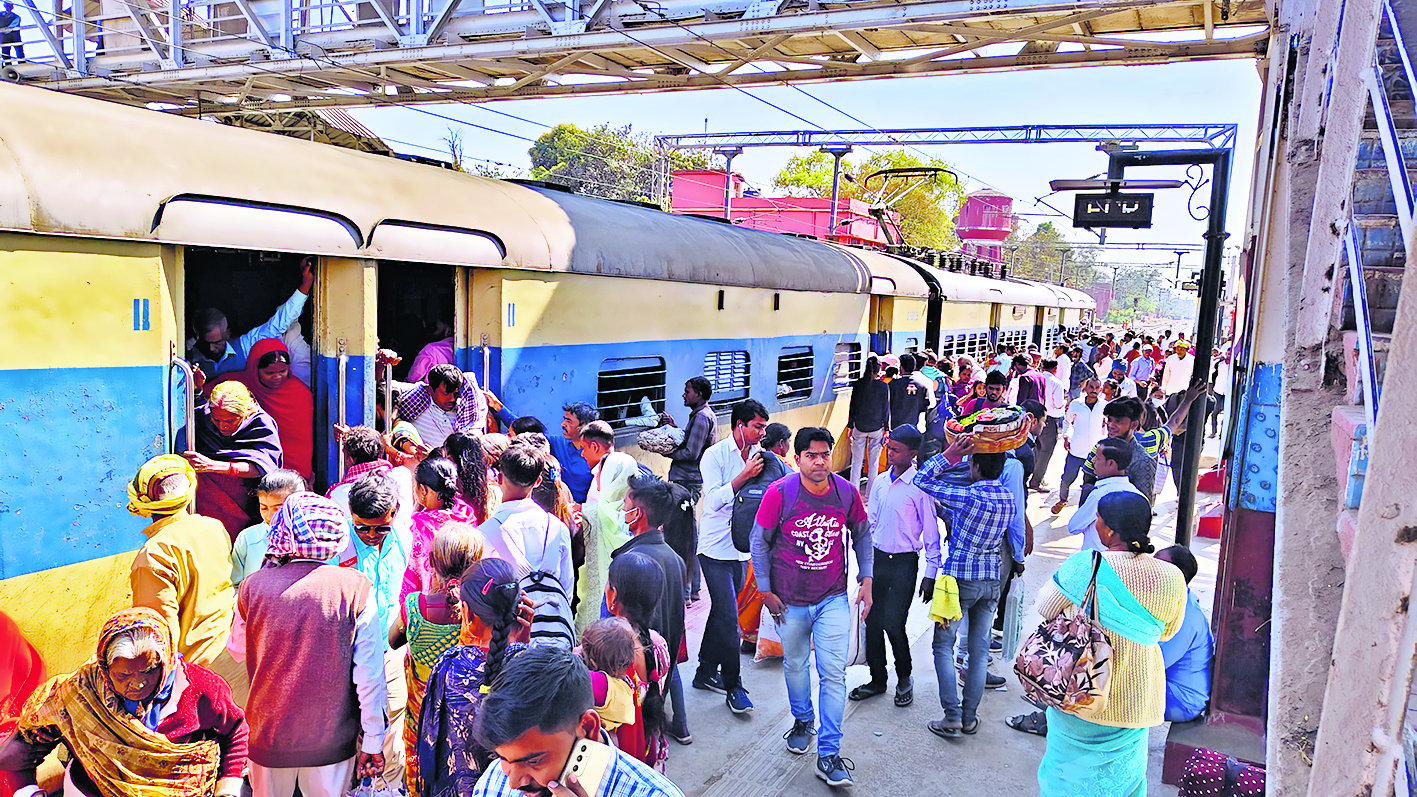 Jehanabad : काम पर लौटने लगे प्रवासी, बसों व ट्रेनों में उमड़ रही लोगों की भीड़