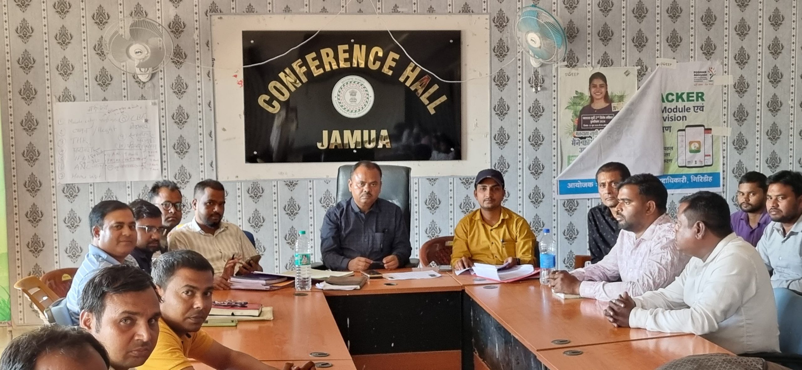 Giridih News: प्रखंड कर्मियों को योजनाओं में तेजी लाने का दिया निर्देश