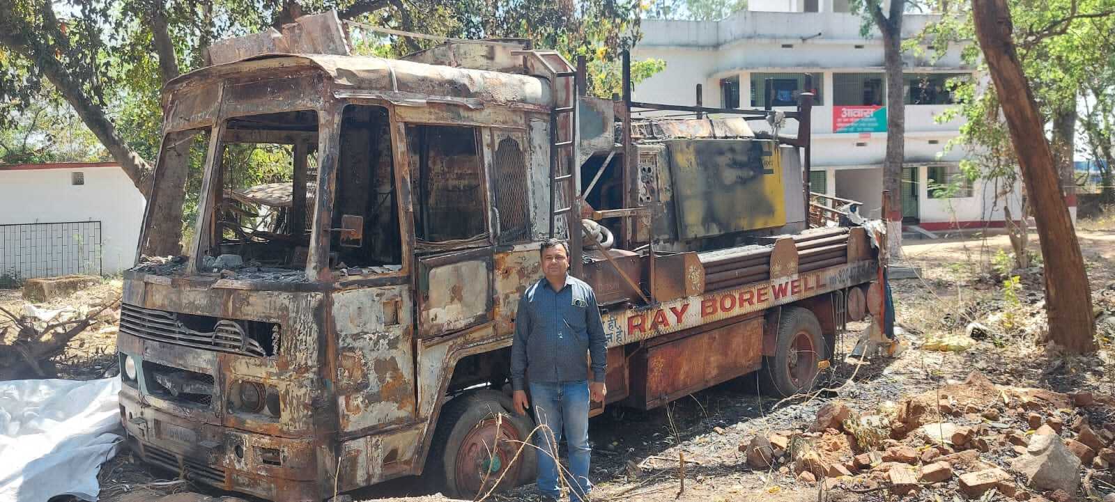 Giridih News: कोर्ट से रिलीज कराकर गाड़ी लेने पहुंचे, तो देखा गाड़ी का अधिकांश भाग है जला