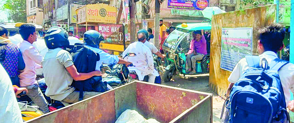 Chhapra News : निर्माण वाले क्षेत्र में वनवे नियमों का हो रहा उल्लंघन, लग रहा जाम