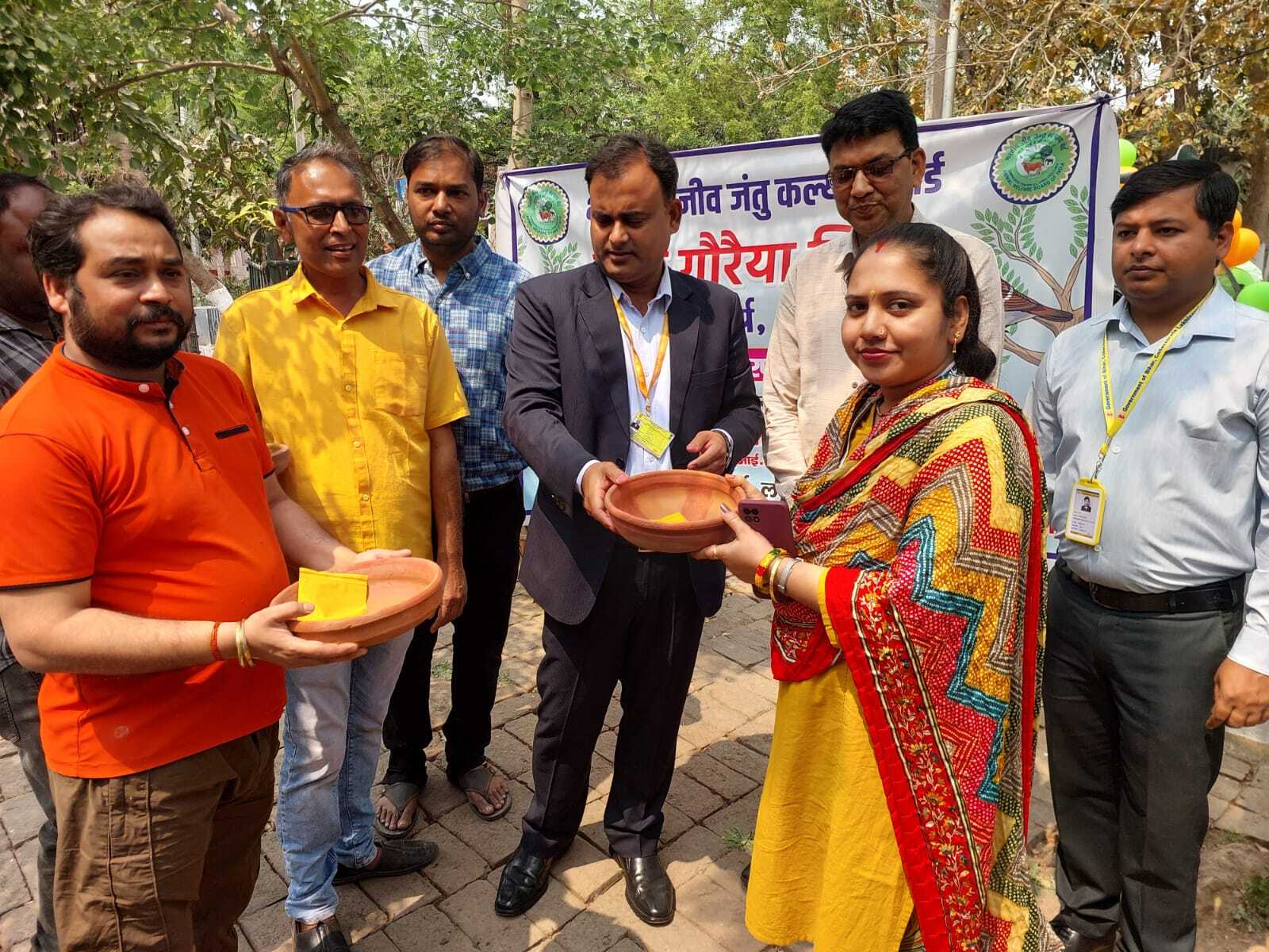 विश्व गौरैया दिवस पर पक्षियों के पानी के लिए मिट्टी के बर्तन का किया वितरण