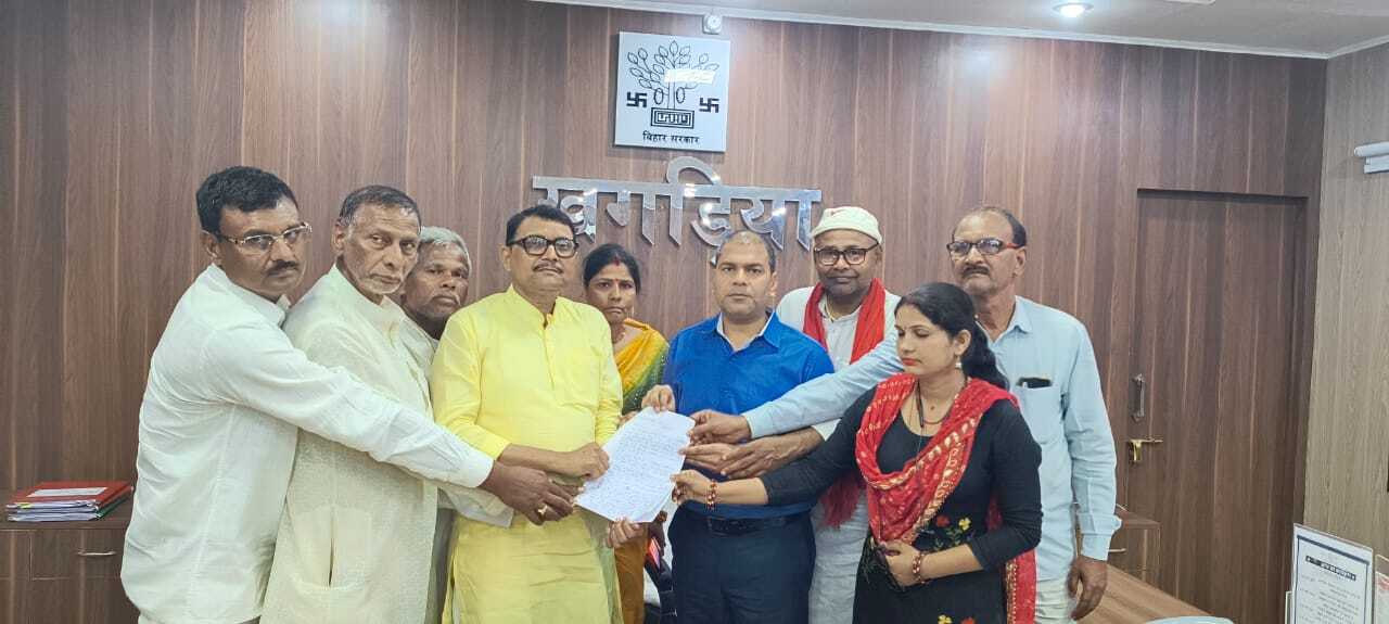 सीपीआई व सीपीआईएम ने किया समाहरणाय के समक्ष प्रदर्शन