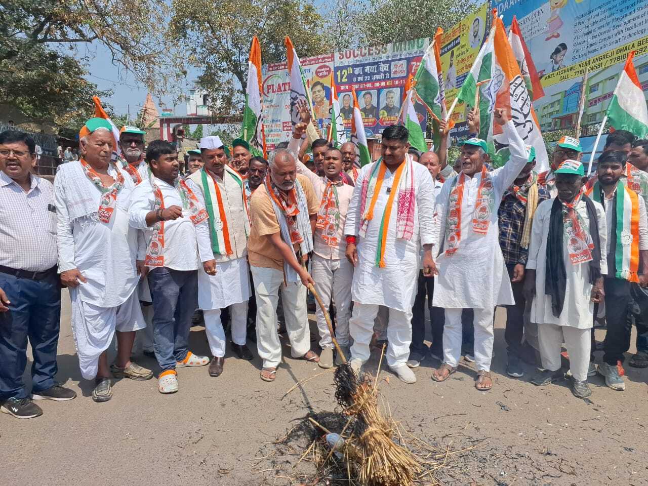 कांग्रेस व महागठबंधन कार्यकर्ताओं ने अलग-अलग फूंका सीएम का पुतला