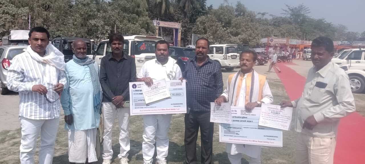 सड़क दुर्घटना में पीड़ितों की मदद करने वाले चार लोग सम्मानित