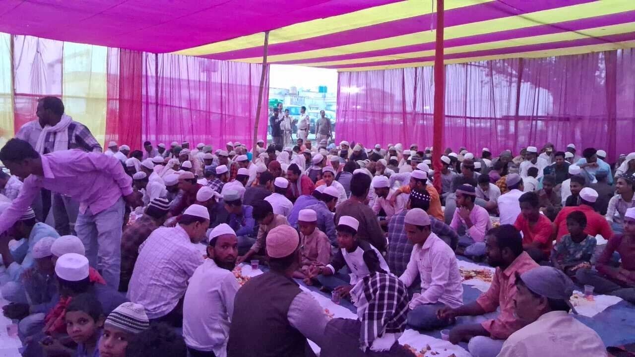 दावत ए इफ्तार पार्टी में बड़ी संख्या में शामिल हुए रोजेदार