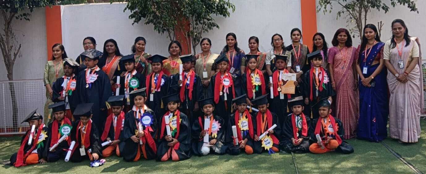 ग्रेजुएशन डे पर के-2 के बच्चों को दिया गया मेडल व रिपोर्ट कार्ड