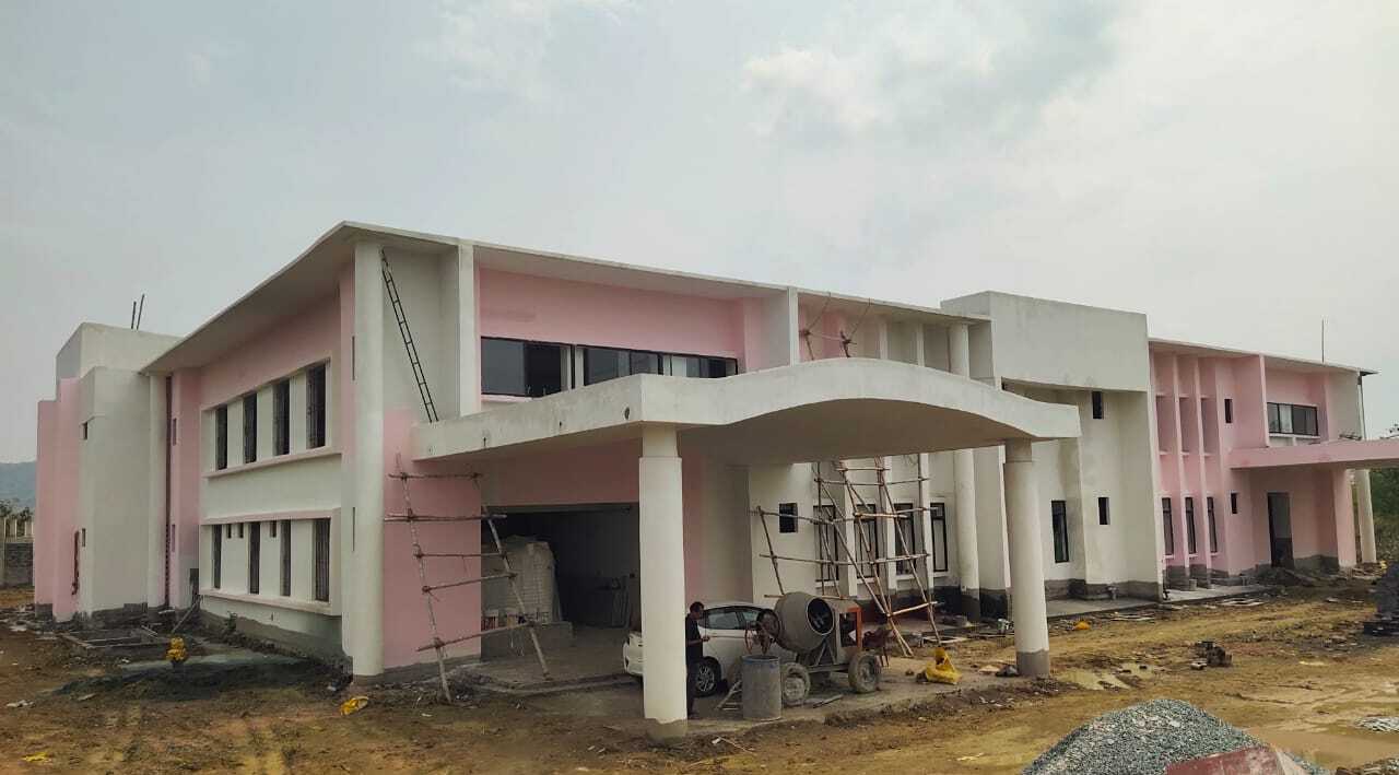 East Singbhum News: 10 करोड़ के सीएचसी भवन में आयी दरारें, हल्की बारिश से सिपेज