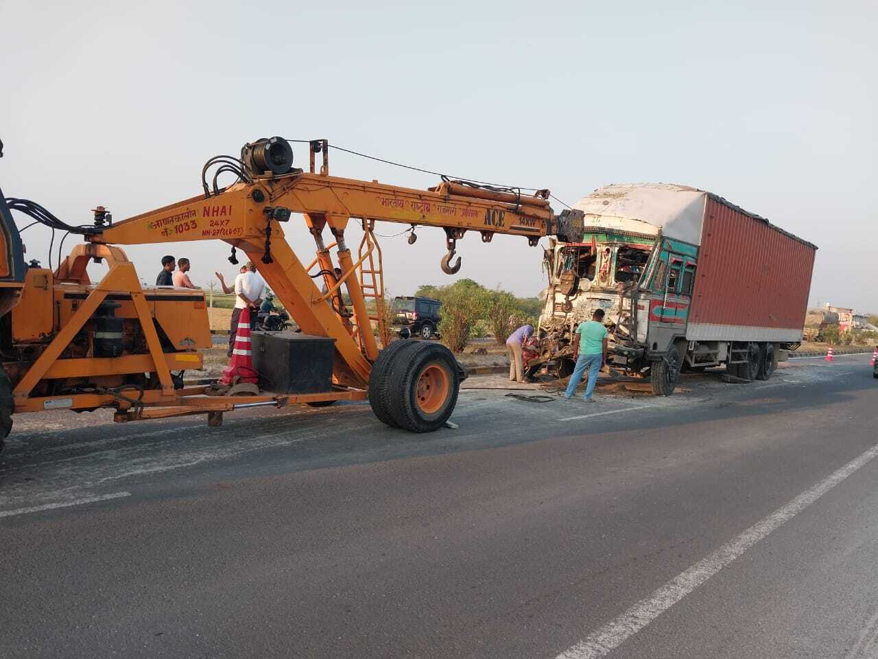 हाईवा व कंटेनर में टक्कर, कंटेनर के चालक जख्मी