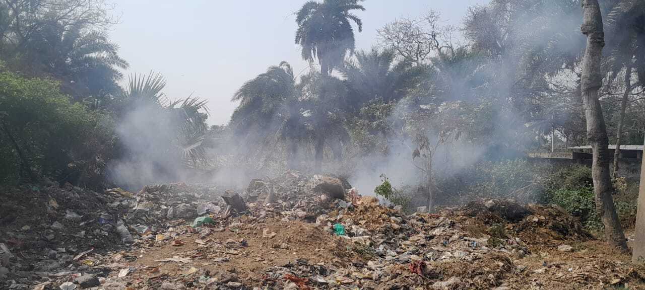 शहरी क्षेत्र में कूड़ों की ढेर में लगायी जा रही आग, आबोहवा हो रही प्रदूषित