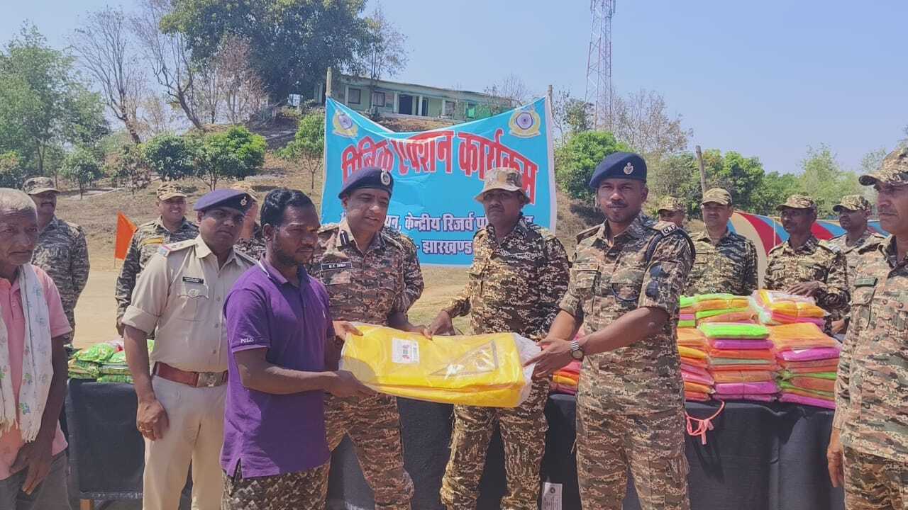 सीआरपीएफ ने ग्रामीणों के बीच बांटी सामग्री