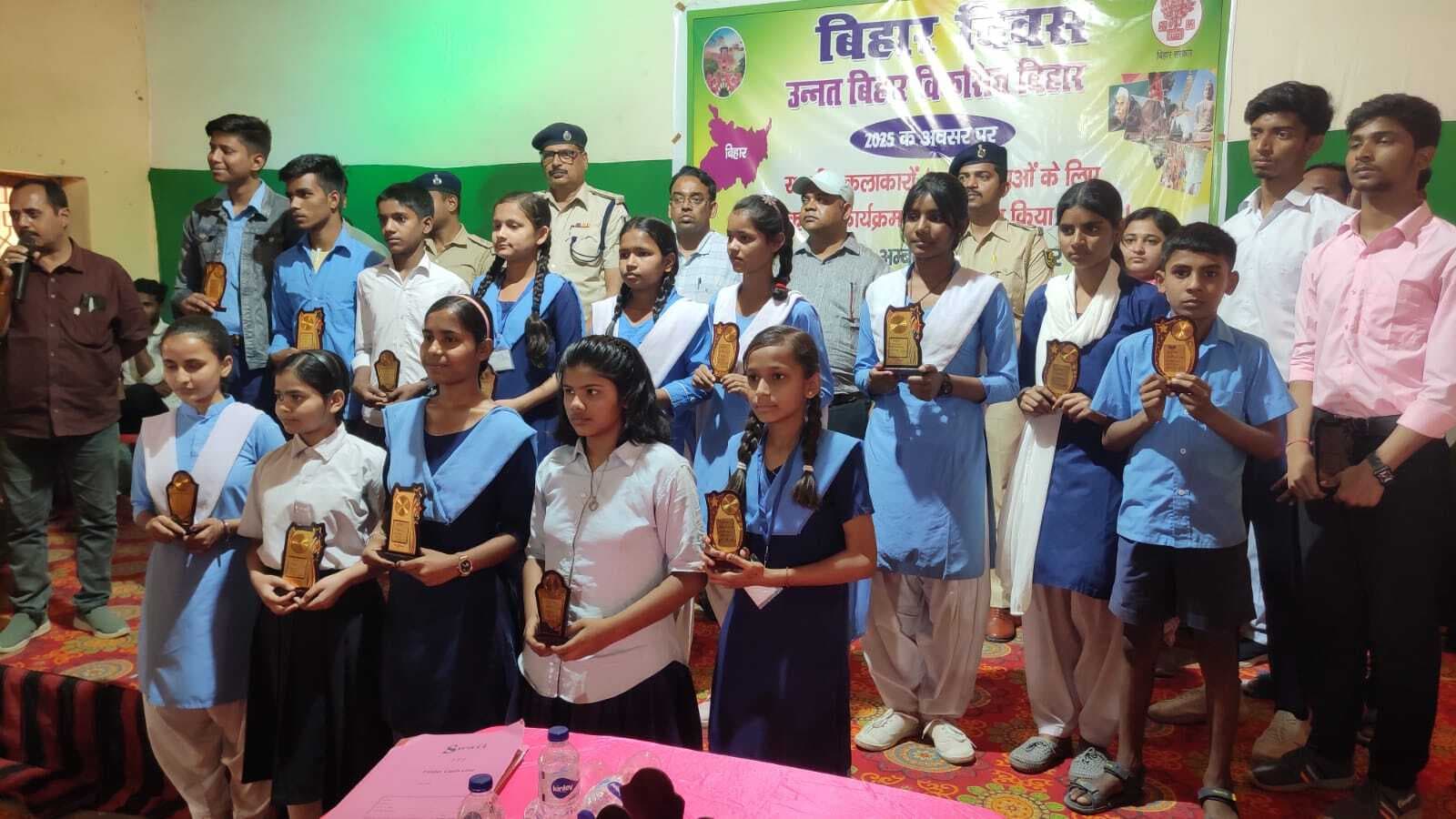 राधा एक मीरा दोनों ने श्याम को चाहा…गीत पर खूब बजी तालियां