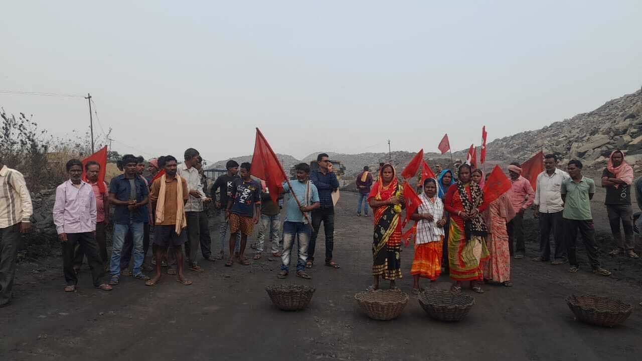 Dhanbad News: लोडिंग मजदूरों ने बीजीआर में किया प्रदर्शन